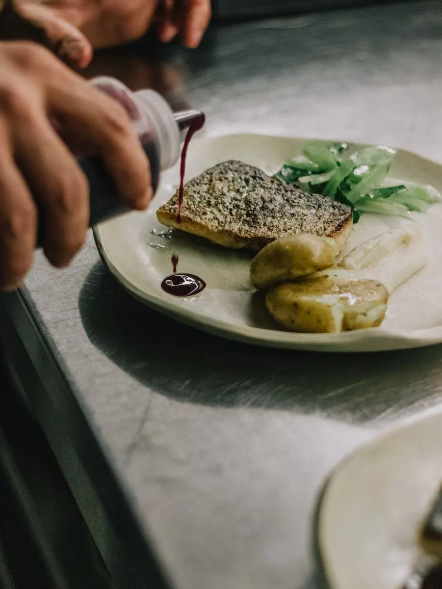 Chef traiteur dressant un plat gastronomique pour un mariage à Marrakech
