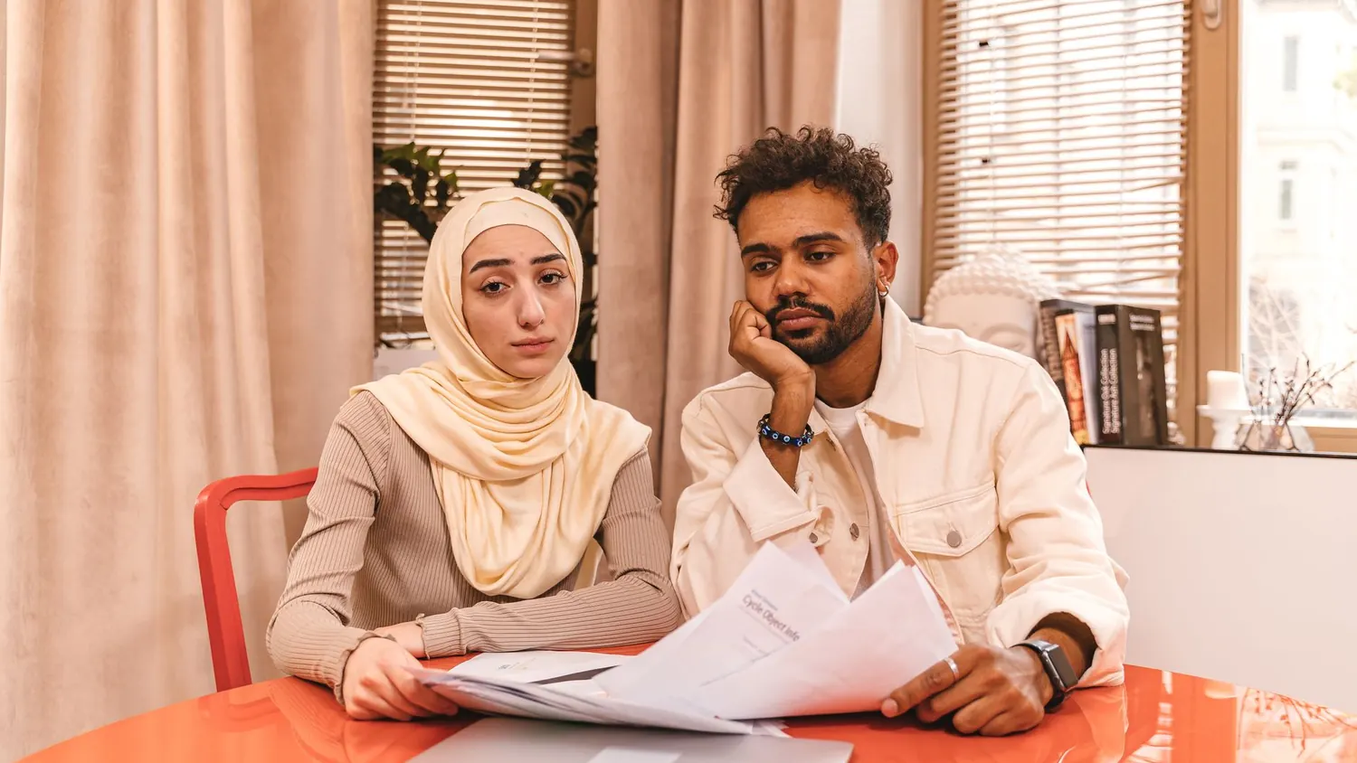 Couple comparant devis et budget de mariage sur un ordinateur portable