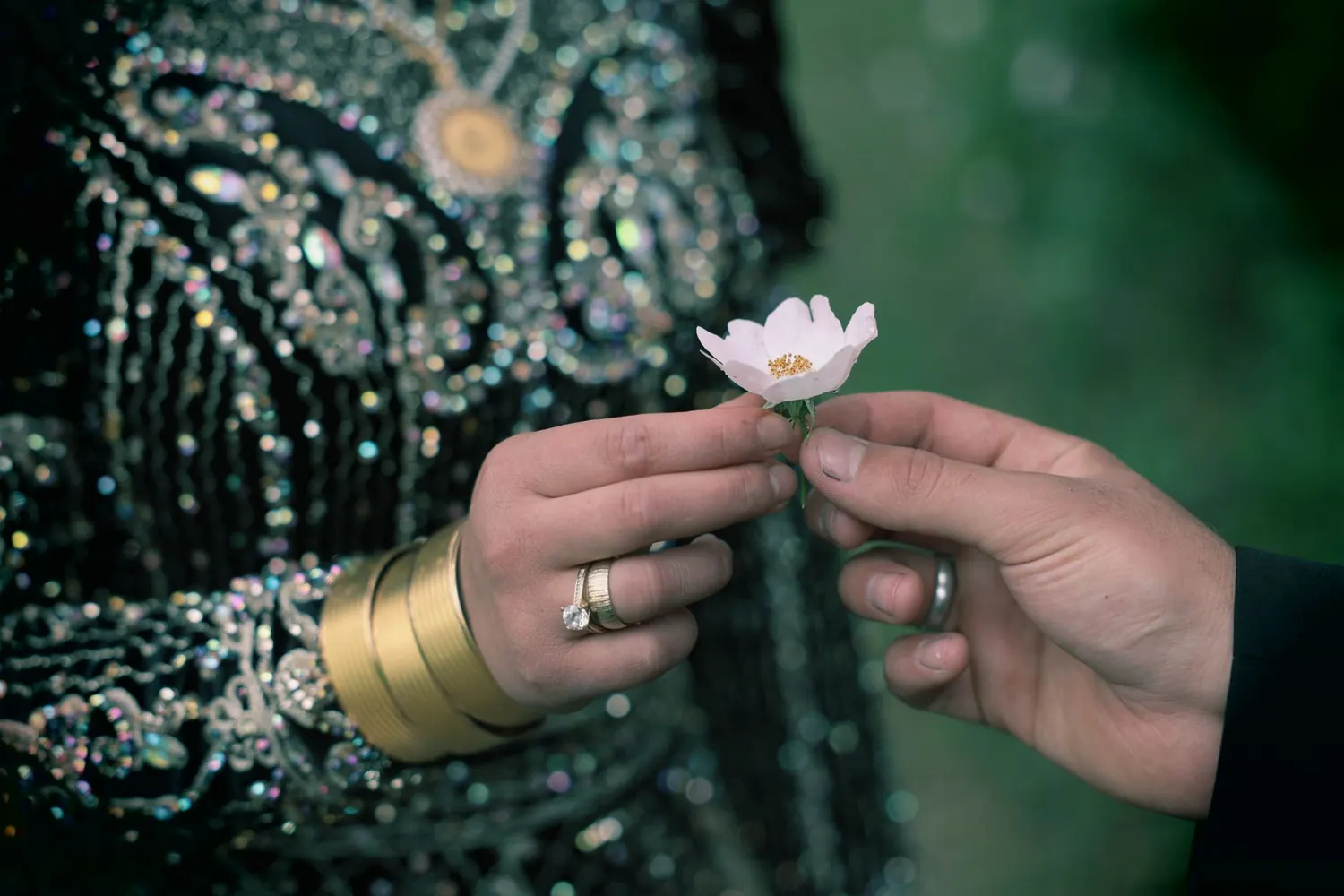 Mariée en caftan marocain brodé lors d'une cérémonie de mariage traditionnelle à Marrakech