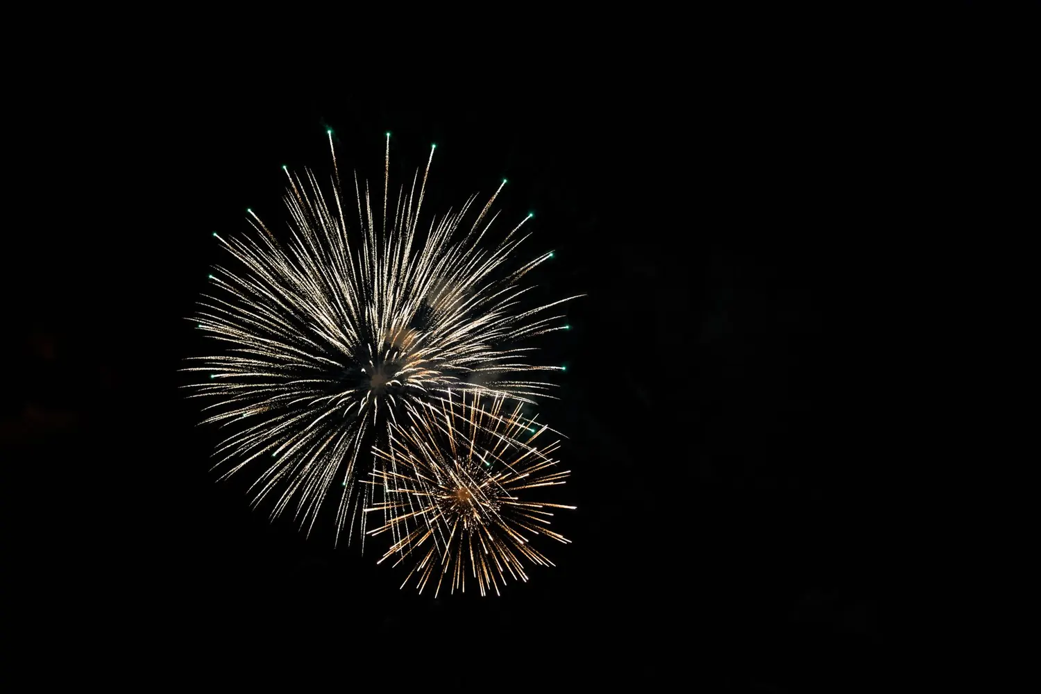 Feu d'artifice illuminant le ciel au-dessus d'une réception de mariage à Marrakech