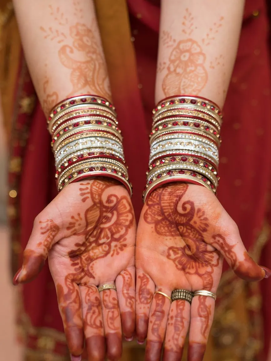 Mains de la mariée décorées au henné lors de la soirée henné marocaine