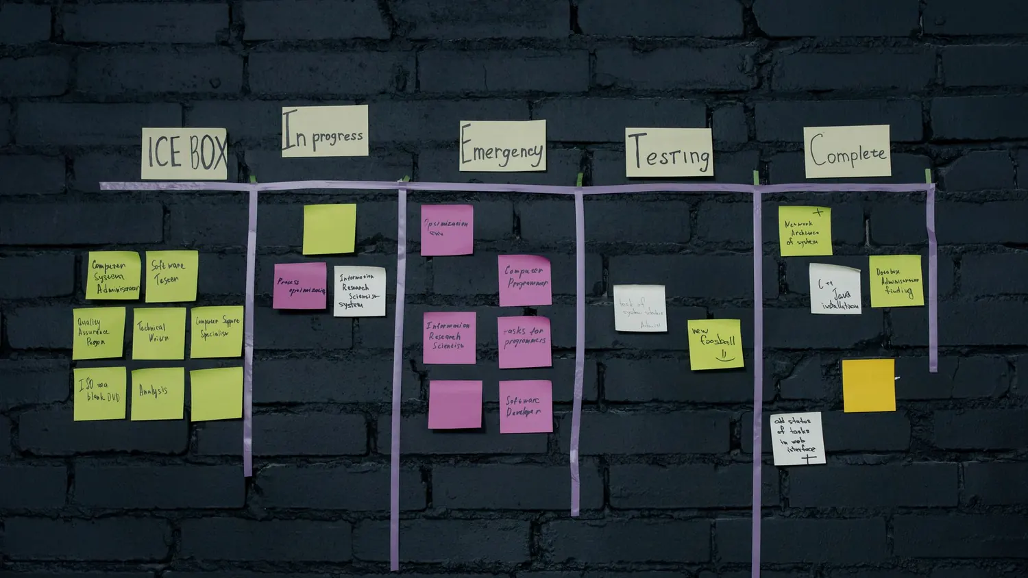 Tableau de planning partagé affichant les tâches et les échéances d'un mariage