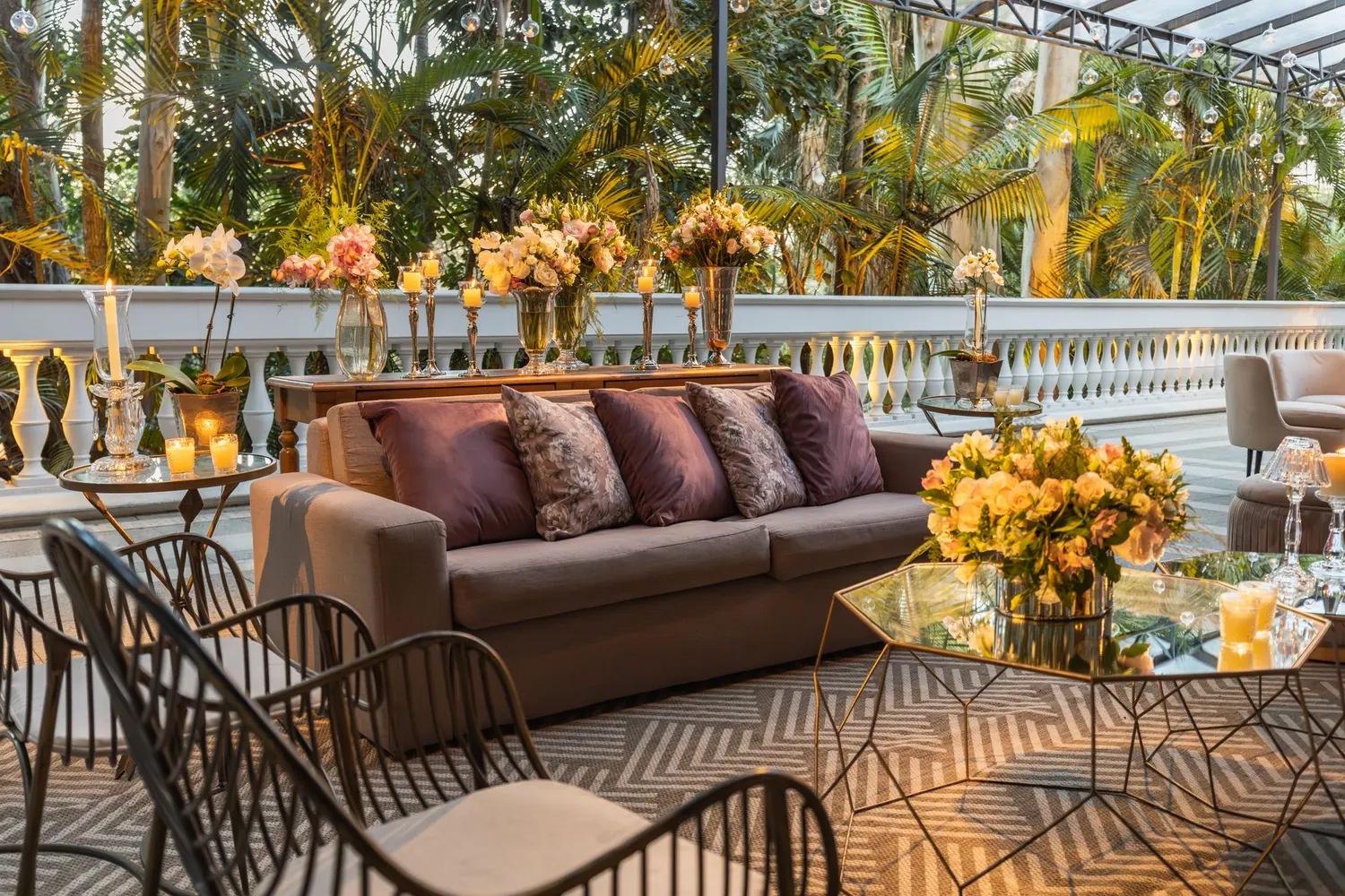 Terrasse de riad marrakchi au crépuscule, dressée pour un dîner intime