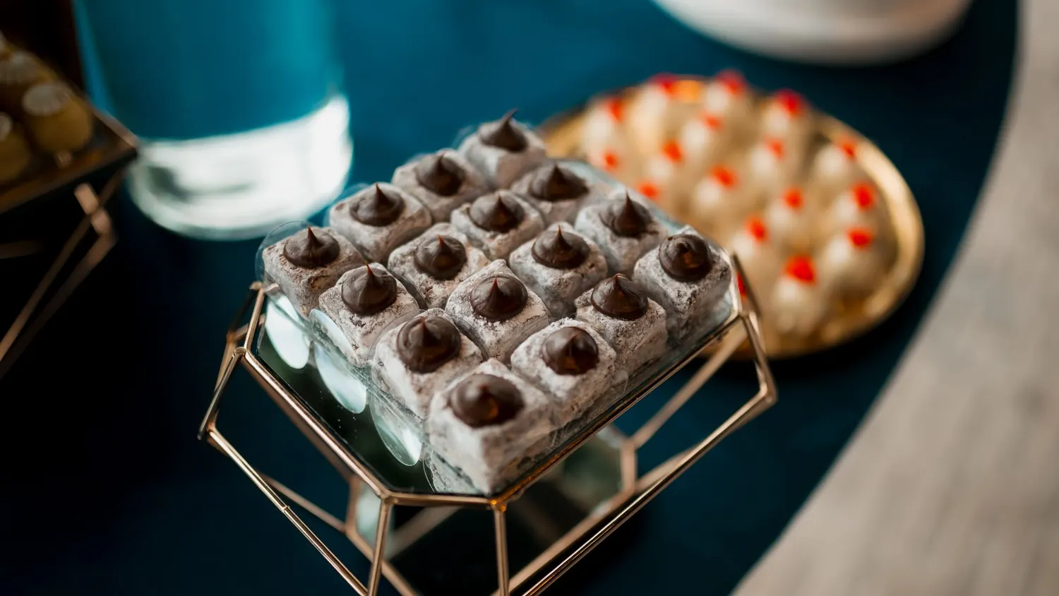Pâtisseries marocaines dressées sur plateaux dorés pour une sweet table de mariage