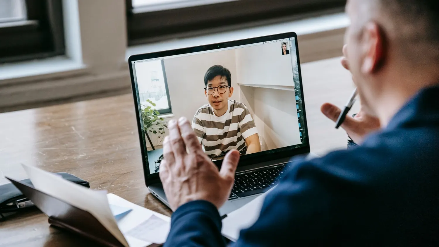 Video call between a couple abroad and their wedding team in Marrakech